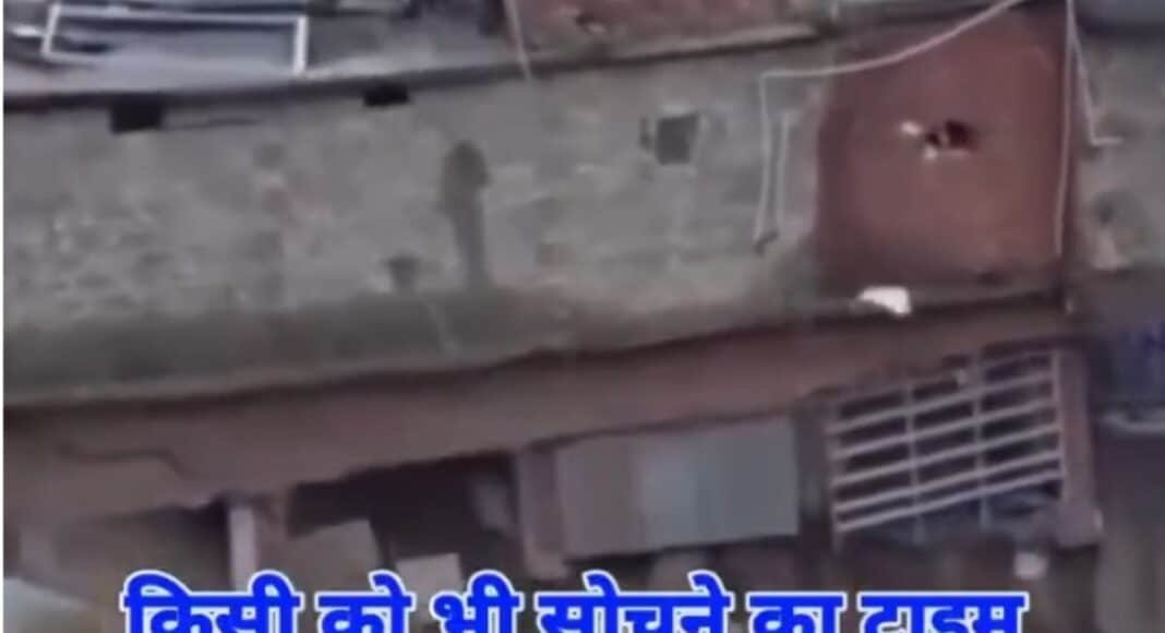 नेपाल बाढ़ में नदी में गिरती दो मंजिला इमारत.