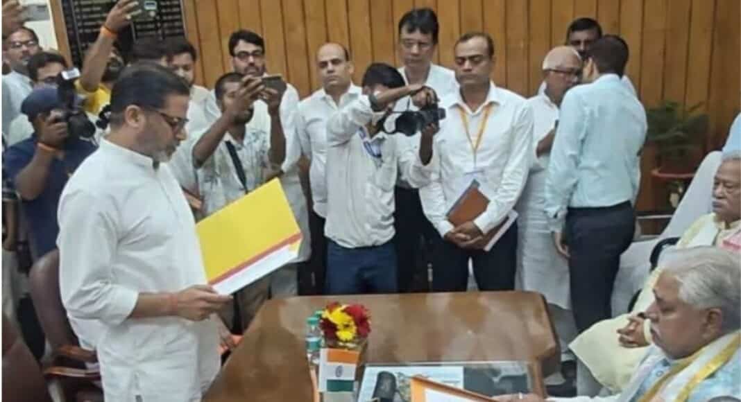 शपथ ग्रहण करते हुए प्रशांत किशोर