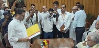 बांकीपुर जीत के बाद अब विधायक की भूमिका में प्रशांत किशोर, 4 ऐलानों पर रहेगी नजर शपथ ग्रहण करते हुए प्रशांत किशोर