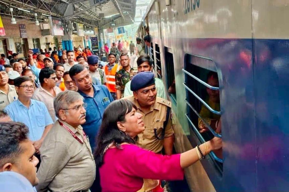 पूर्व रेलवे ने 75 लाख से ज्यादा श्रद्धालुओं को संभाला, 2075 मेला स्पेशल ट्रिप से आसान हुआ सफर पूर्व रेलवे ने 75 लाख से ज्यादा श्रद्धालुओं को संभाला, 2075 मेला स्पेशल ट्रिप से आसान हुआ सफर Shravan Mela 2026 2