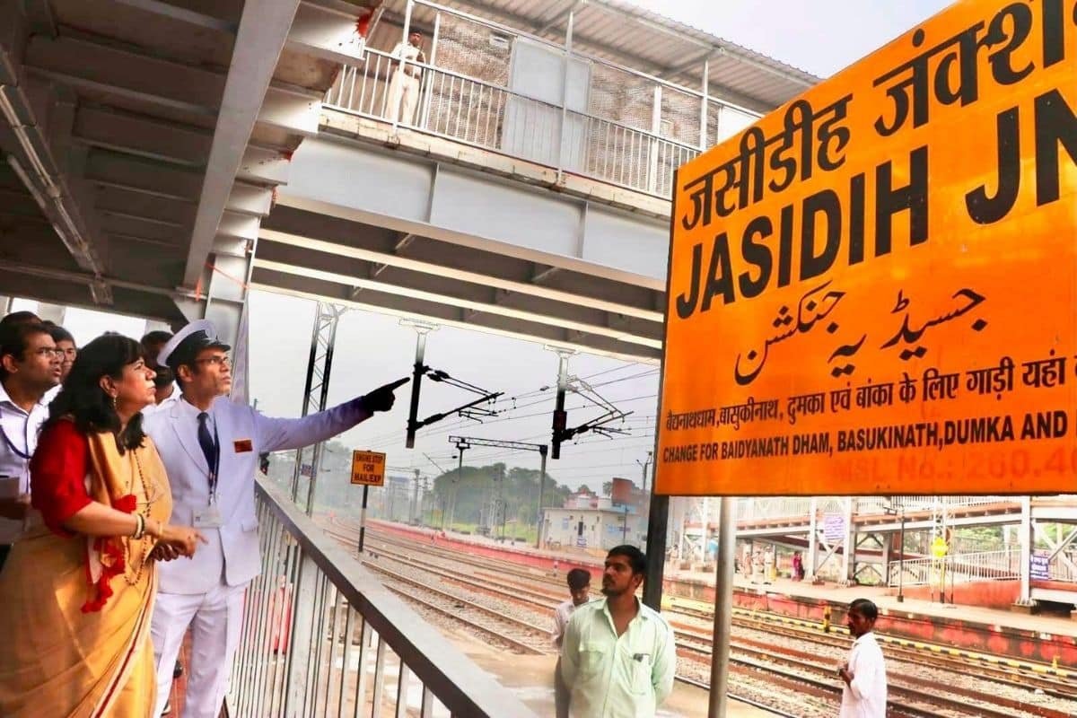 पूर्व रेलवे ने 75 लाख से ज्यादा श्रद्धालुओं को संभाला, 2075 मेला स्पेशल ट्रिप से आसान हुआ सफर पूर्व रेलवे ने 75 लाख से ज्यादा श्रद्धालुओं को संभाला, 2075 मेला स्पेशल ट्रिप से आसान हुआ सफर Shravan Mela 2026 3