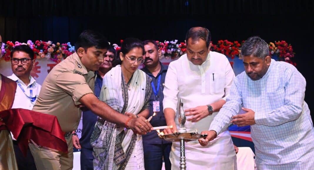 सोलर सह लोन मेले में सोलर पैनल