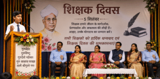 5 मिनट की स्पीच में ऐसे करें शिक्षकों का सम्मान, शुरुआत से लेकर अंत तक अपनाएं ये तरीका शिक्षक दिवस पर भाषण देता छात्र