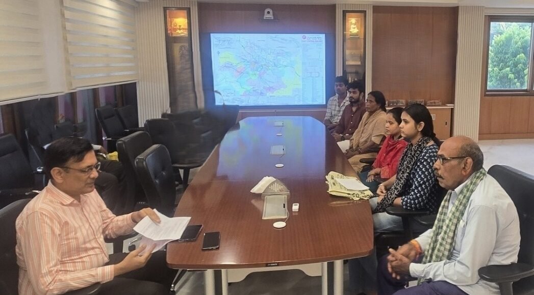 महाप्रबंधक से मिले 7 रेलकर्मी