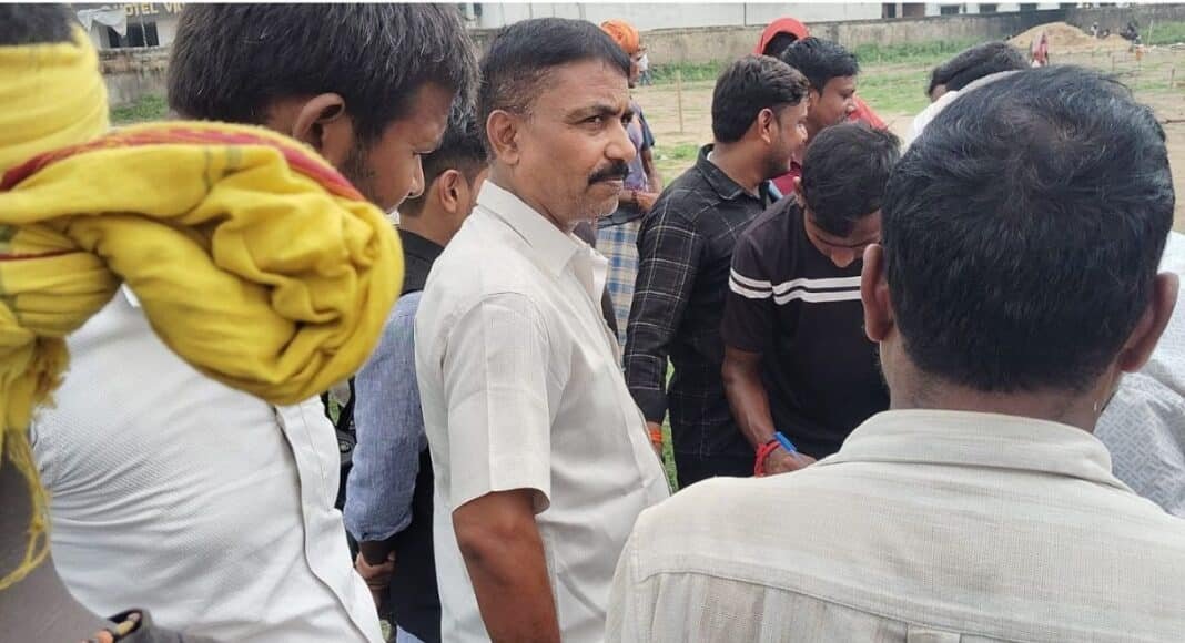 भागलपुर में बाढ़ से विस्थापित ग्रामीण
