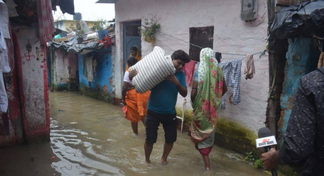 दीपनगर नया टोला में बाढ़ का पानी घरों में