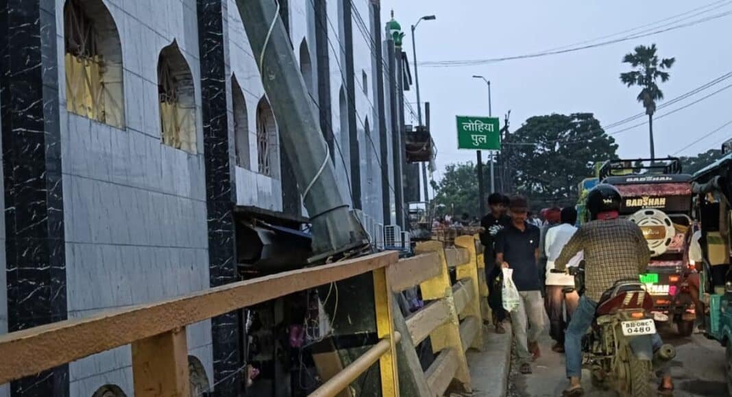लोहिया पुल पर गिरा स्ट्रीट लाइट पोल