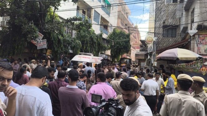 Delhi Building Collapse : पहले सुनाई दी तेज गड़गड़ाहट, फिर पलभर में मलबे में बदल गई चार मंजिला इमारत; देखें PHOTOS Delhi Building Collapse 2