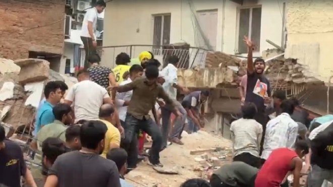 Delhi Building Collapse : पहले सुनाई दी तेज गड़गड़ाहट, फिर पलभर में मलबे में बदल गई चार मंजिला इमारत; देखें PHOTOS Delhi Building Collapse 3