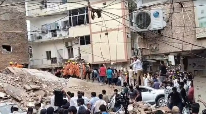 Delhi Building Collapse : पहले सुनाई दी तेज गड़गड़ाहट, फिर पलभर में मलबे में बदल गई चार मंजिला इमारत; देखें PHOTOS Delhi Building Collapse 4