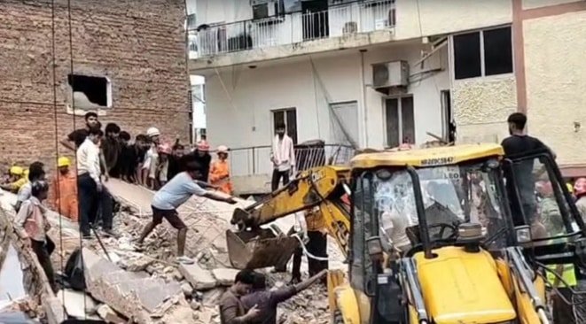 Delhi Building Collapse : पहले सुनाई दी तेज गड़गड़ाहट, फिर पलभर में मलबे में बदल गई चार मंजिला इमारत; देखें PHOTOS Delhi Building Collapse 5
