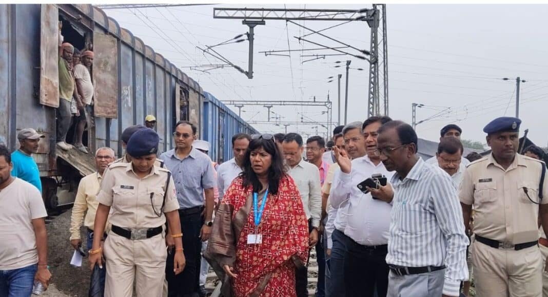 फरक्का में धंसा रेल ट्रैक
