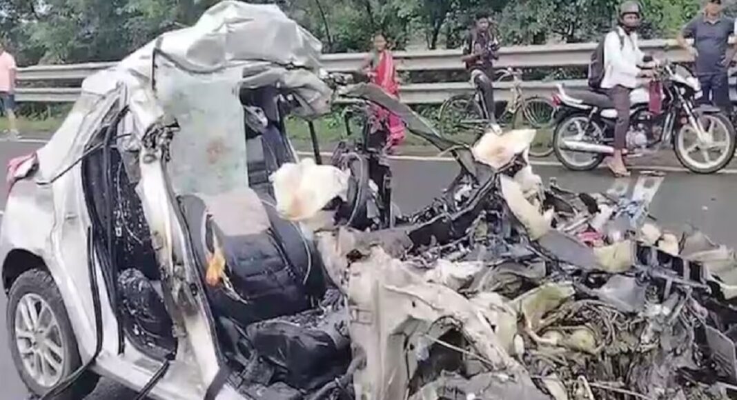 मरीन ड्राइव पर खड़े ट्रक से टकराई कार.