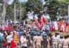 पटना में प्रदर्शनकारियों और पुलिस के बीच टकराव, बैरिकेड तोड़े तो हिरासत में लिए गए कई लोग पटना में प्रदर्शन के दौरान पुलिस कार्रवाई