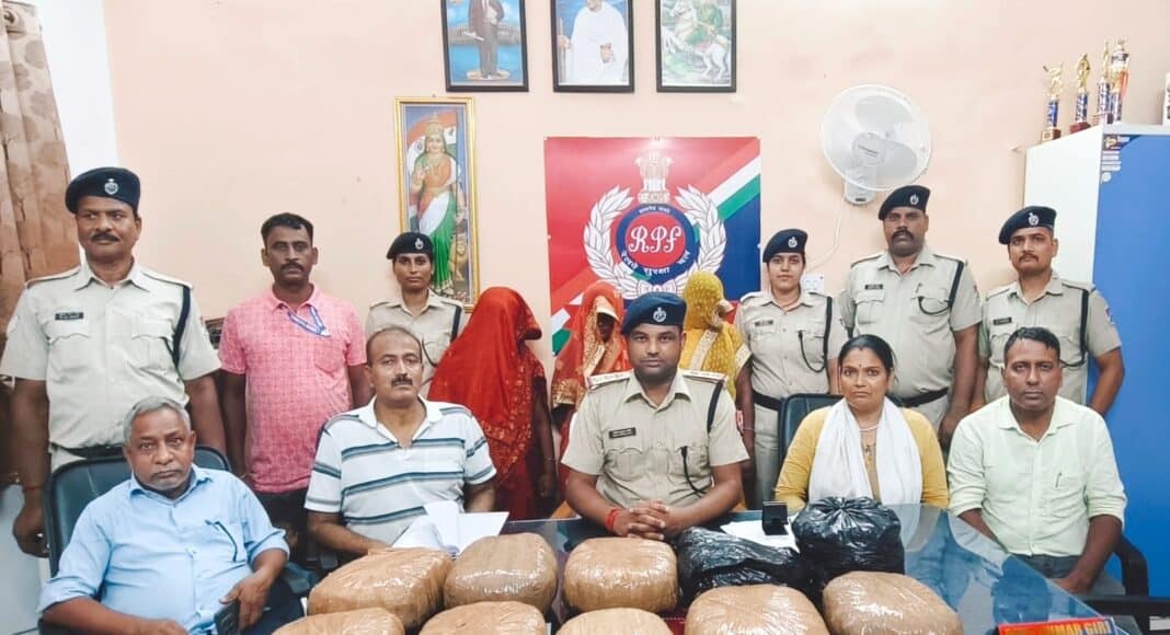 ट्रेन से गांजा बरामद