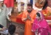 गणपति दरबार में मान्यता संग दिखा खास अंदाज, पत्नी के माथे पर तिलक लगाते नजर आए ‘संजू बाबा’ लालबागचा राजा के दर्शन करते संजय दत्त