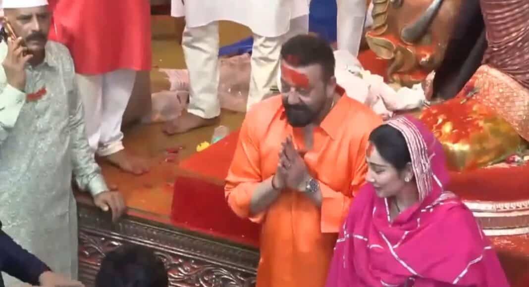 लालबागचा राजा के दर्शन करते संजय दत्त