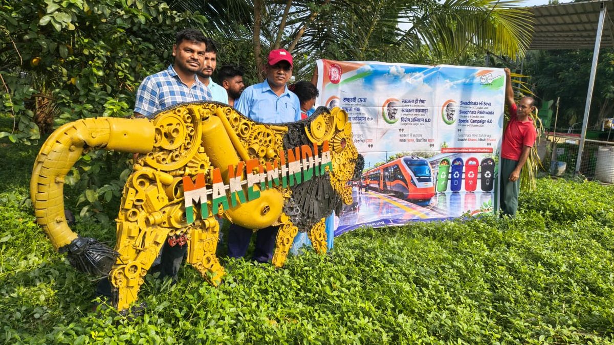 Photo : पूर्व रेलवे में कबाड़ से जुगाड़, पुरानी रेल सामग्री से तैयार हुईं भोलू और हाथियों की प्रतिमाएं Photo : पूर्व रेलवे में कबाड़ से जुगाड़, पुरानी रेल सामग्री से तैयार हुईं भोलू और हाथियों की प्रतिमाएं Swachhata Se Samriddhi 1