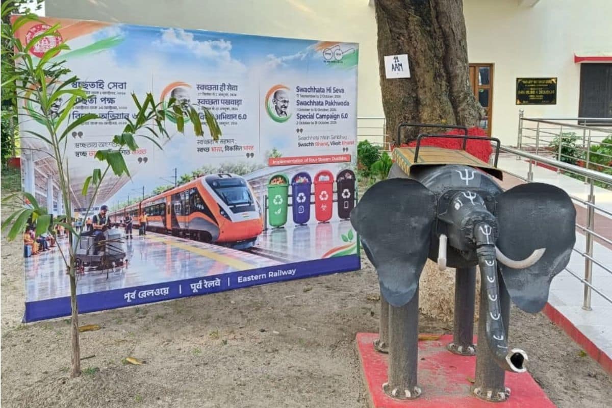Photo : पूर्व रेलवे में कबाड़ से जुगाड़, पुरानी रेल सामग्री से तैयार हुईं भोलू और हाथियों की प्रतिमाएं Photo : पूर्व रेलवे में कबाड़ से जुगाड़, पुरानी रेल सामग्री से तैयार हुईं भोलू और हाथियों की प्रतिमाएं Swachhata Se Samriddhi 3