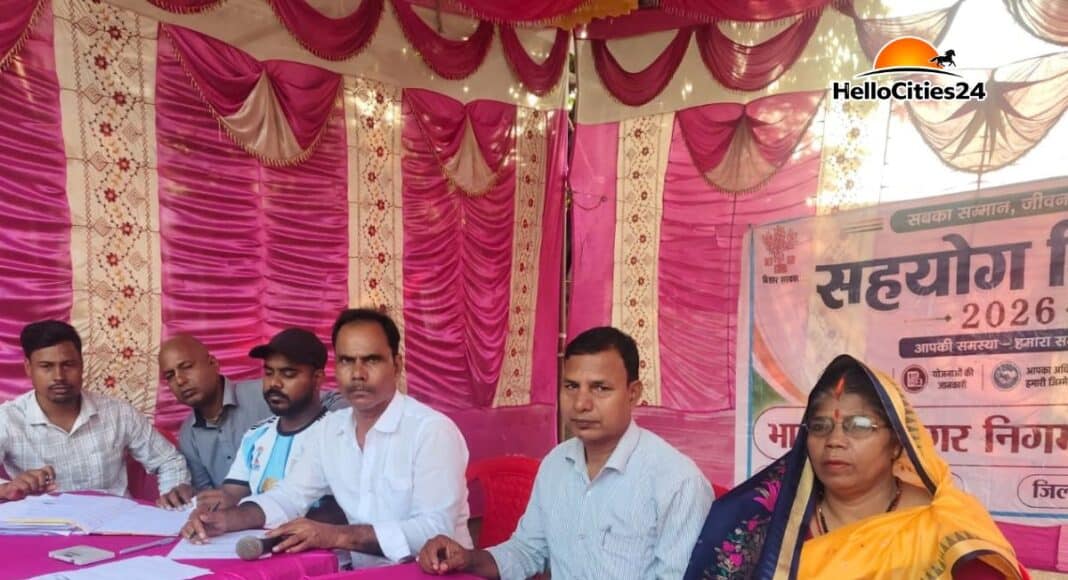 सहयोग शिविर में आवेदन देते लोग