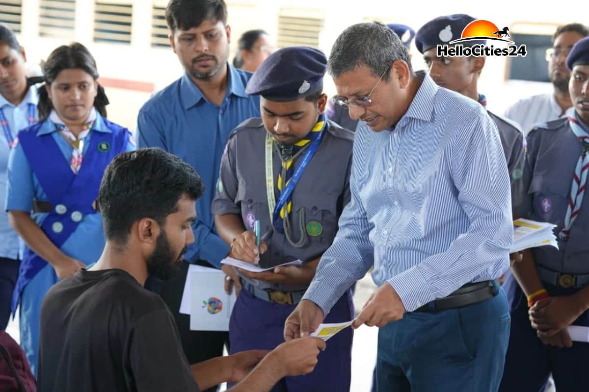 मालदा रेल मंडल के 21 से अधिक स्टेशनों पर रेल जन संवाद, DRM ने वंदे भारत के यात्रियों से लिया फीडबैक Malda Town