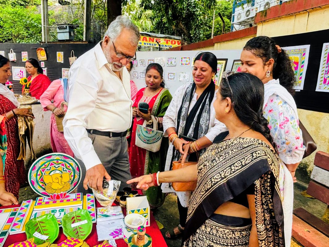 Photo Story : मंजूषा के रंगों में दिखी नई उड़ान, राहत शिविर के बच्चों की कला ने भी खींचा ध्यान Photo Story : मंजूषा के रंगों में दिखी नई उड़ान, राहत शिविर के बच्चों की कला ने भी खींचा ध्यान Manjusha Haatia Bhagalpur 4