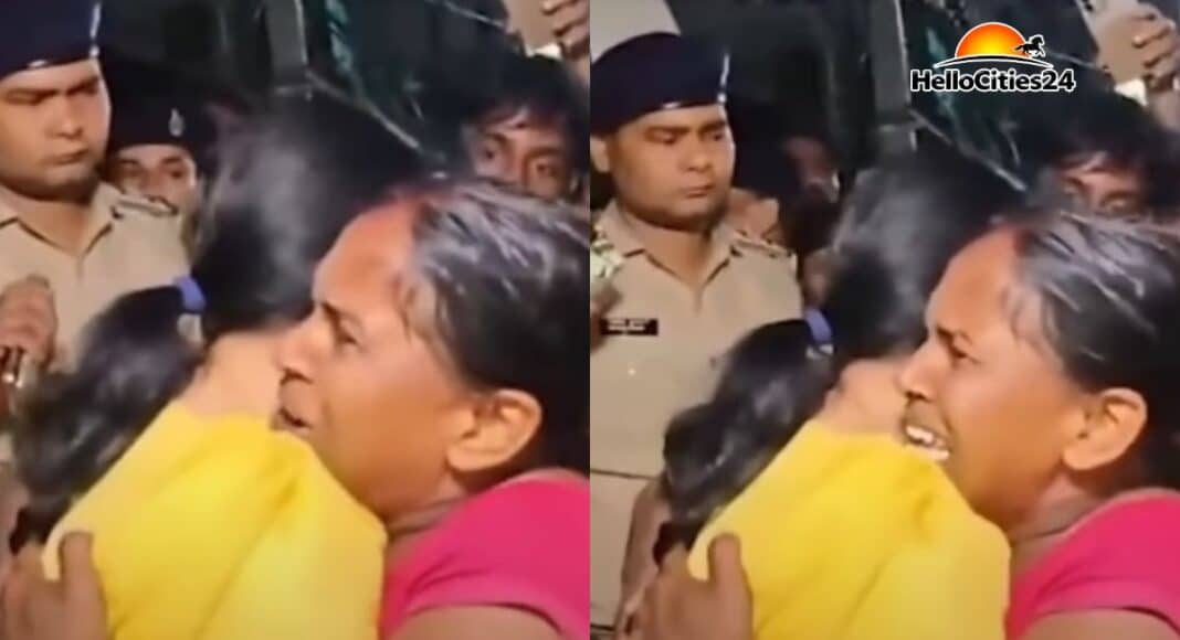 सांत्वना देतीं डीएम वर्षा सिंह