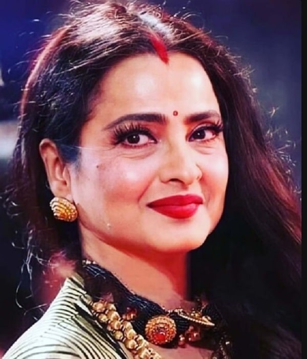 Rekha Birthday Special : नकली तिल का राज, जवां खूबसूरती और खून पीने की थ्योरी, रेखा से जुड़े 5 चौंकाने वाले किस्से rekha 3